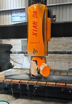 Machine de découpe de scies à pont à 5 axes avec puissance principale de 15 kW et mouvement automatique de la table