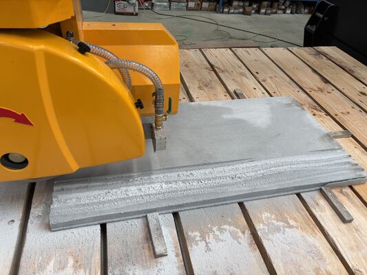 Machine de découpe de scies à pont à 5 axes avec puissance principale de 15 kW et mouvement automatique de la table