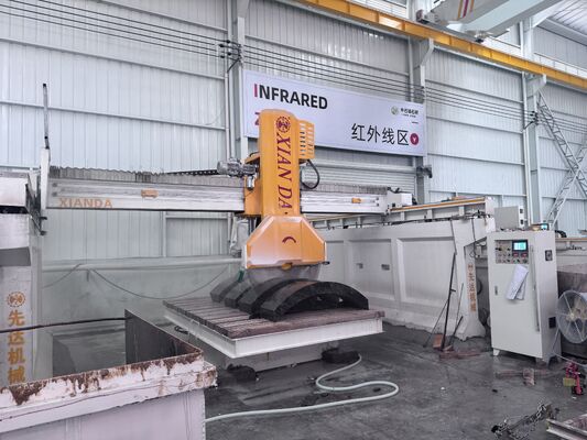 Machine de découpe de blocs intermédiaires à haute vitesse à quatre colonnes avec une puissance brute de 29/37kw pour la découpe de précision