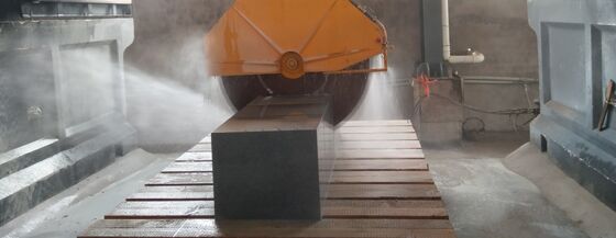 Machine de découpe de blocs intermédiaires à haute vitesse à quatre colonnes avec une puissance brute de 29/37kw pour la découpe de précision