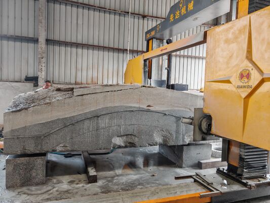 Machine de scie à fil diamanté à commande CNC, avec une précision de coupe élevée et une liaison à quatre broches pour la coupe de la pierre