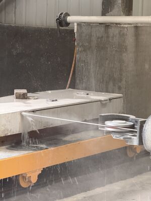 XIANDA CNC-2500SA Machine de sciage diamanté CNC de haute précision avec capacité de charge de 20 tonnes et table rotative servo à 360 degrés pour le profilage de la pierre