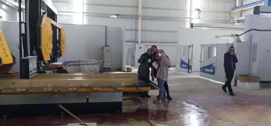 Machine de sciage diamant à fil CNC 4 axes avec table servo-rotative à 360° et capacité de charge de 20 tonnes pour la découpe de pierre