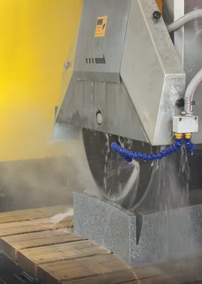 Machine de découpe de pont CNC 5 axes avec rotation de lame à 360° et taille de traitement de 3200x2000mm pour la fabrication de pierre