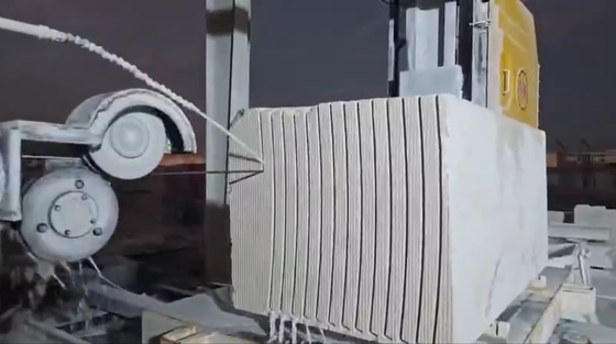 Xianda Machine à scier en fil diamanté CNC à 4 axes avec table servo-rotative à 360° et capacité de charge de 20 tonnes pour la coupe de pierre
