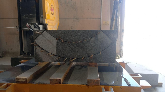 Xianda Machine à scier en fil diamanté CNC à 4 axes avec table servo-rotative à 360° et capacité de charge de 20 tonnes pour la coupe de pierre