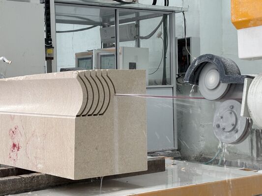 Machine à coudre CNC à fil diamanté avec table rotative à 360° et broche de 15 kW pour une haute précision de coupe