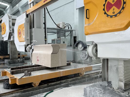 Machine à coudre CNC à fil diamanté avec table rotative à 360° et broche de 15 kW pour une haute précision de coupe