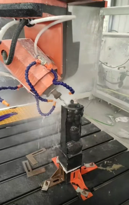 Machine de gravure CNC pour pierre 5 axes avec broche robuste de 7,5 kW et table de traitement de 3000x1300 mm pour sculpture 3D omnidirectionnelle