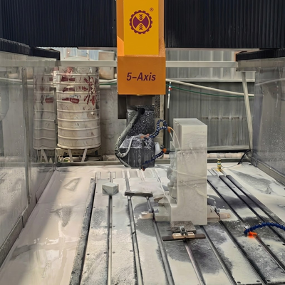 Machine de gravure CNC pour pierre 5 axes avec broche robuste de 7,5 kW et table de traitement de 3000x1300 mm pour sculpture 3D omnidirectionnelle