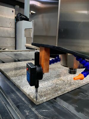 Machine de gravure de pierre CNC électrique avec une précision de 0,02 mm et une vitesse d'air de 15 m/min pour pavés tactiles