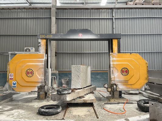 Scie à fil diamanté CNC 4 axes Discovery‑4, moteur à aimants permanents de 15 kW, table de travail rotative asservie pour la découpe de dalles cintrées, de colonnes et de pierres tombales en pierre
